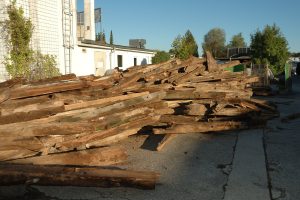 Altholzbalken zum Bau von Altholzmöbel und Altholzküchen