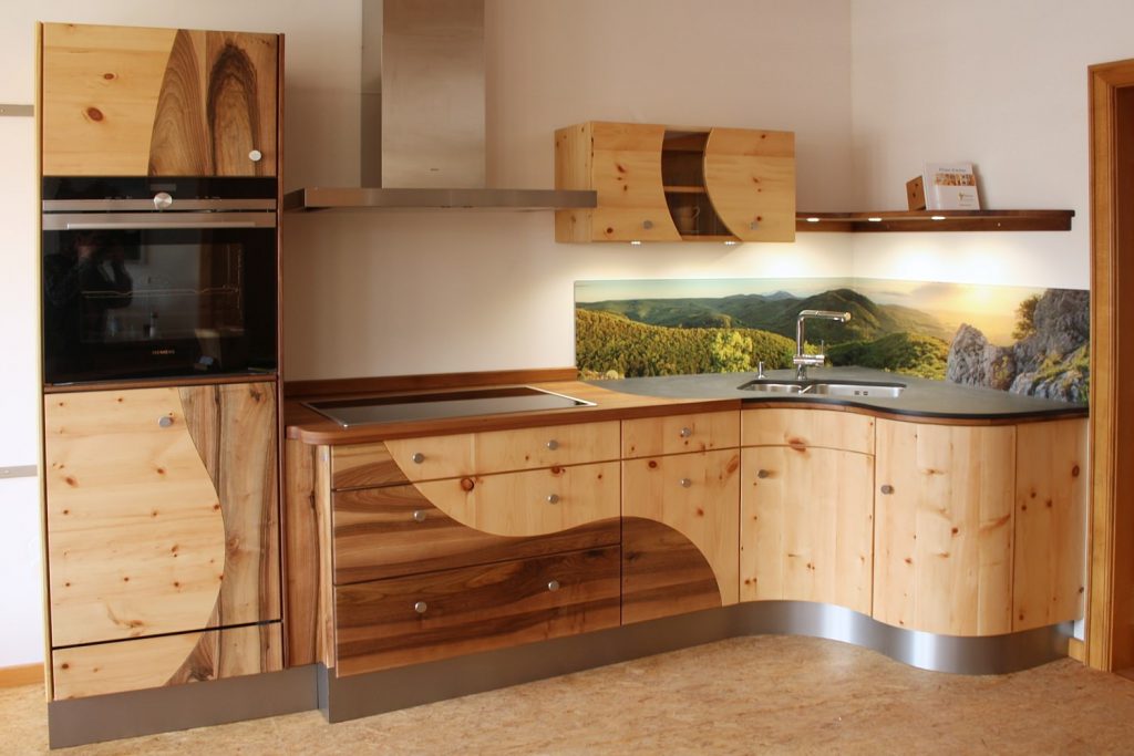 Massivholzküche mit runden Formen