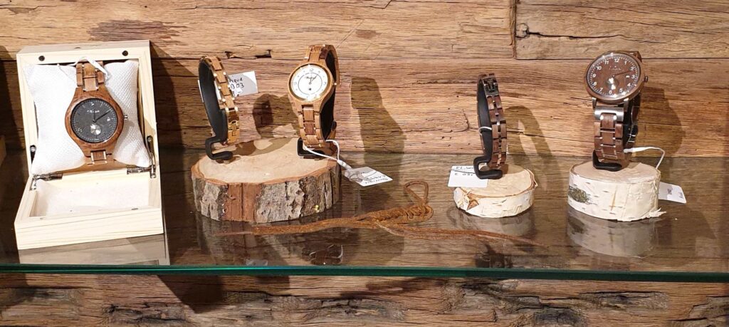 Holzuhren und Schmuck der Firma Waidzeit im Shop von Pfister Möbelwerkstatt