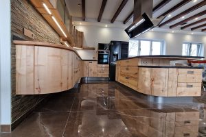 moderne Massivholzküchen fügen sich nahtlos in die Architektur ein