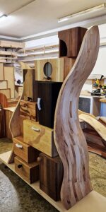 Stapelmöbel aus verschiedenen Holzsorten